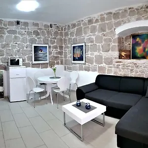 https://karmens-apartment-two.splithotels.org